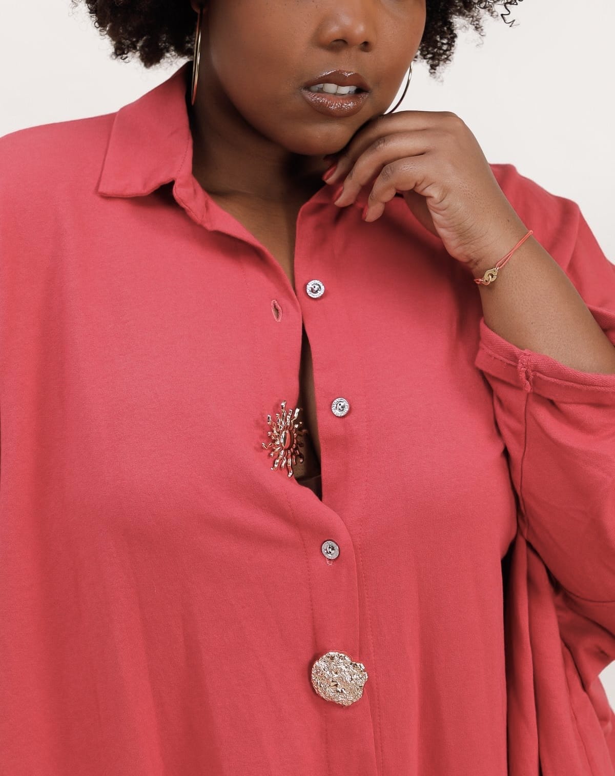 Chemise avec broches