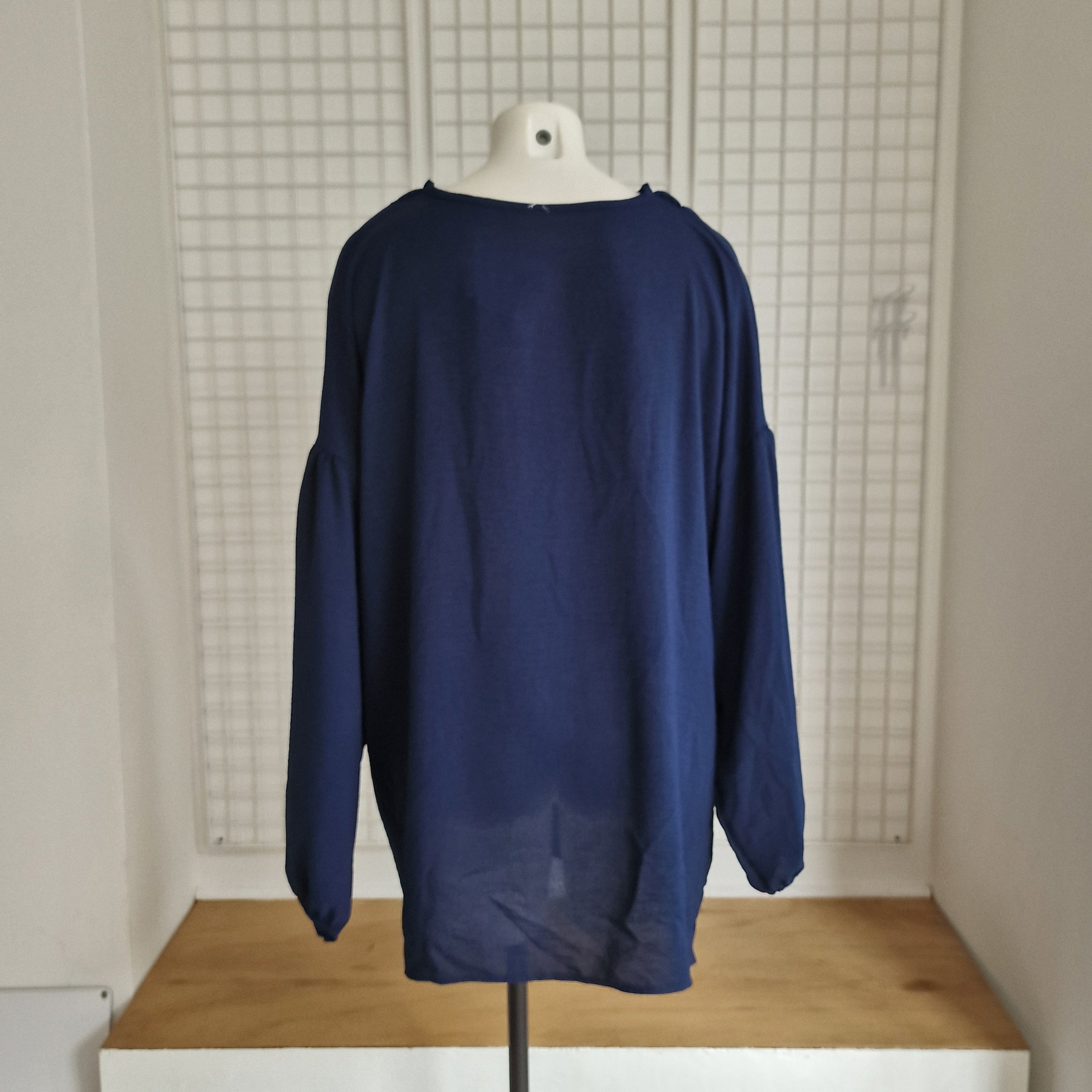 Tunique avec noeud et broche