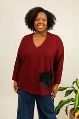 Pull bordeaux texturé avec poche en simili cuir