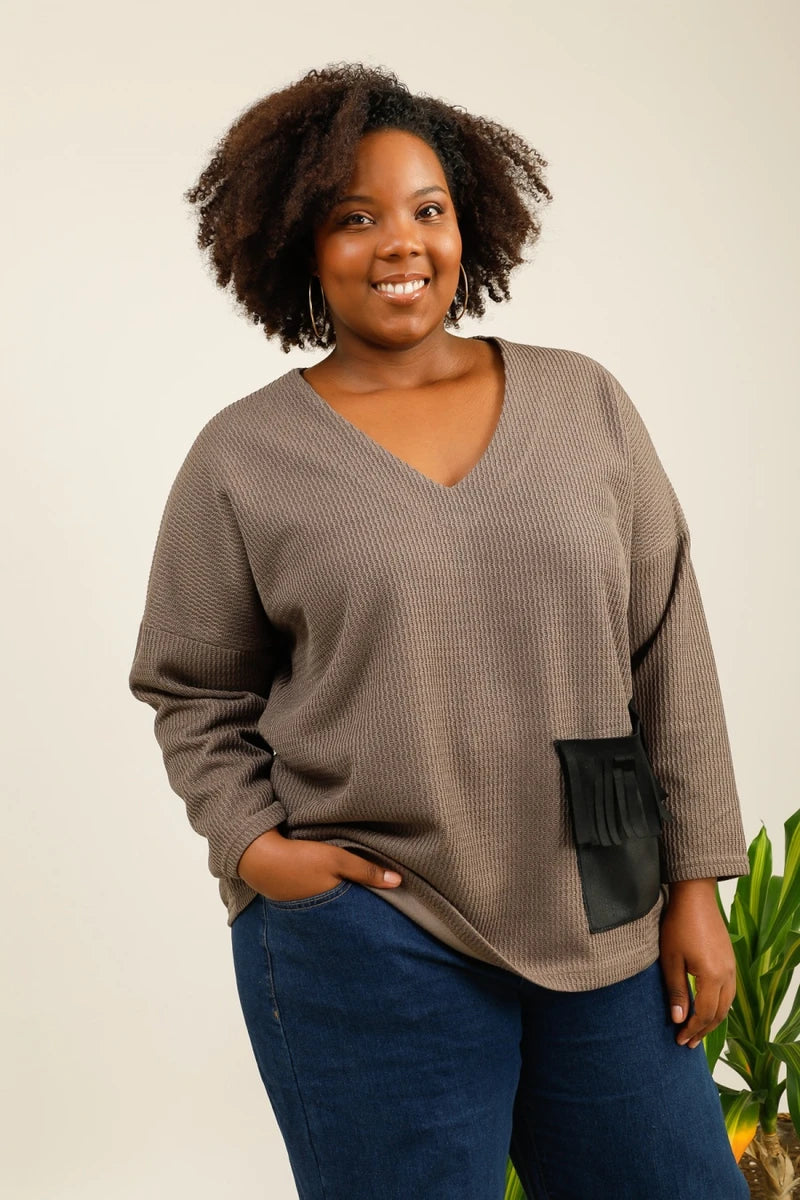 Pull taupe texturé avec poche en simili cuir