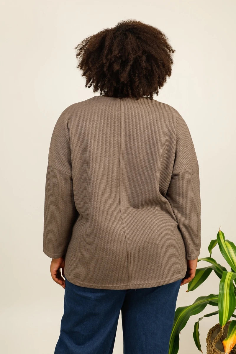 Pull taupe texturé avec poche en simili cuir