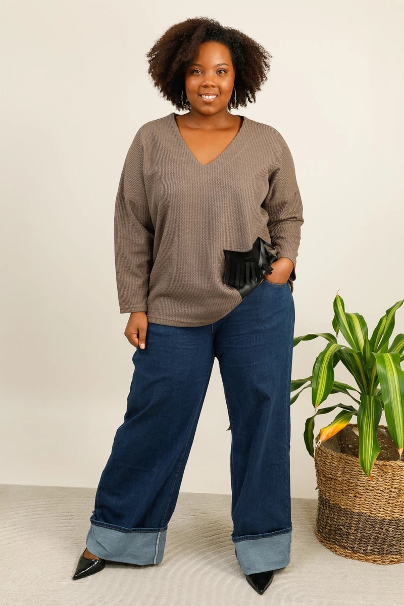 Pull taupe texturé avec poche en simili cuir