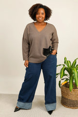 Pull taupe texturé avec poche en simili cuir