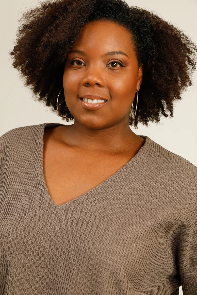 Pull taupe texturé avec poche en simili cuir