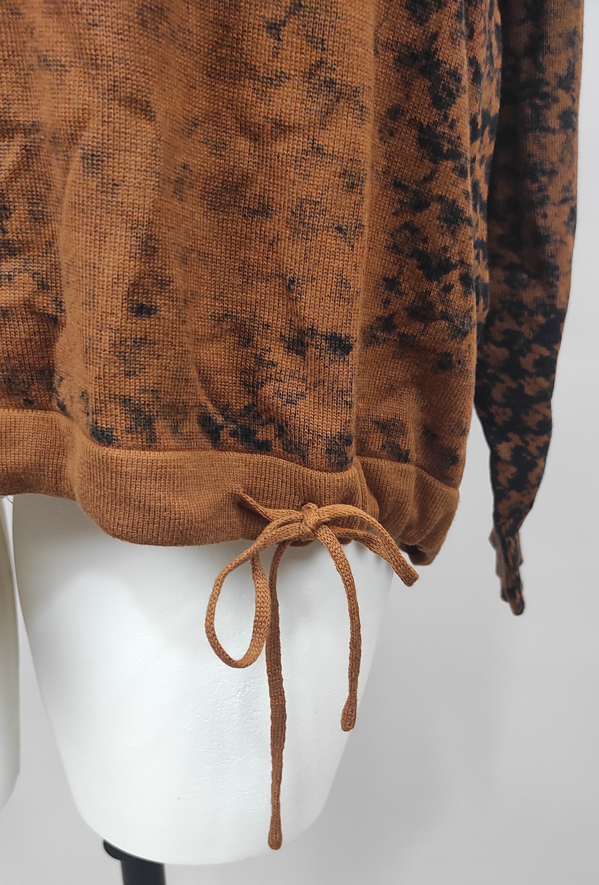 Pull col rond brun et noir