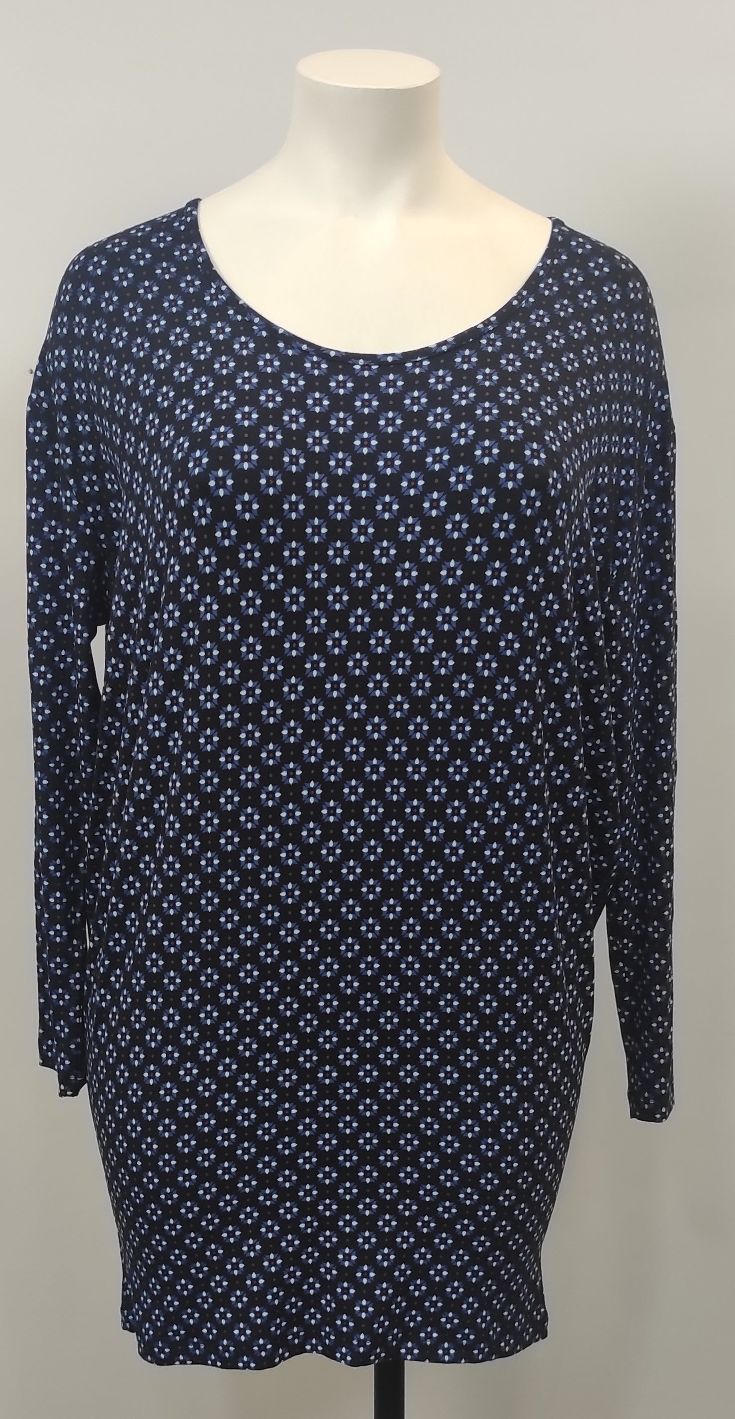 Robe chauve-souris bleu marine fleurs blanches