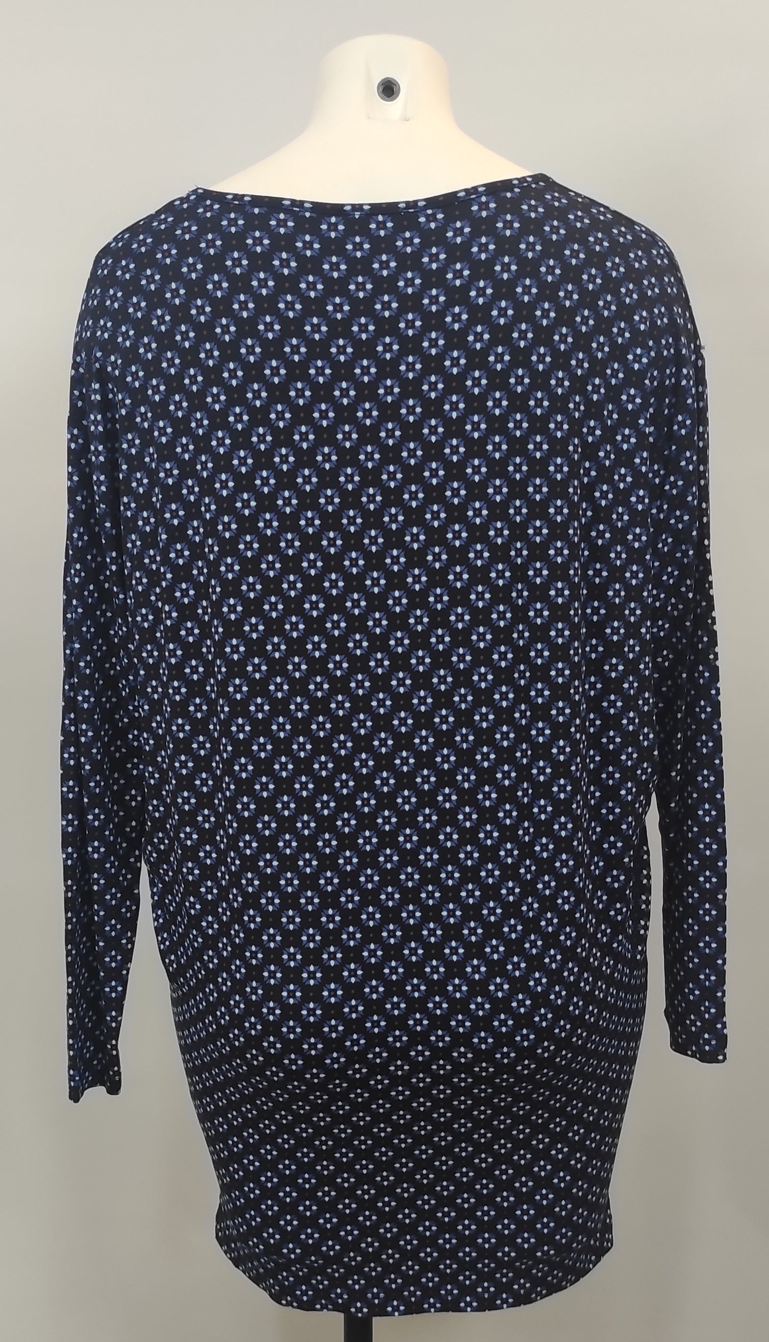 Robe chauve-souris bleu marine fleurs blanches