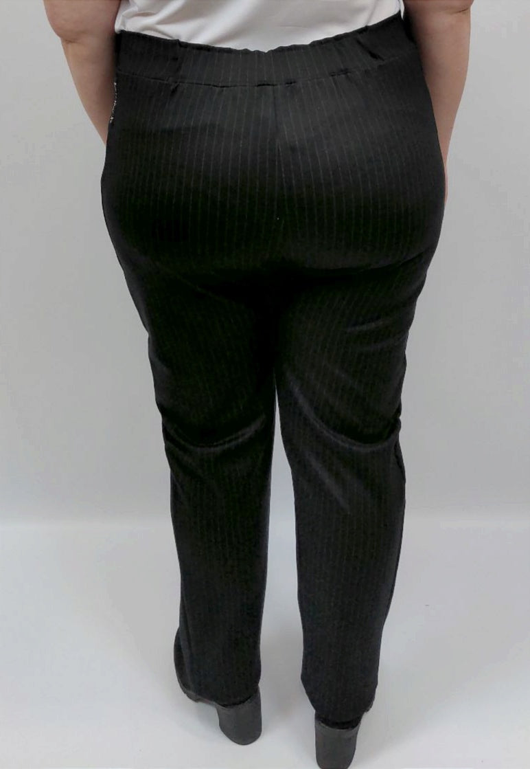 Pantalon noir avec ligne vert. - Mami