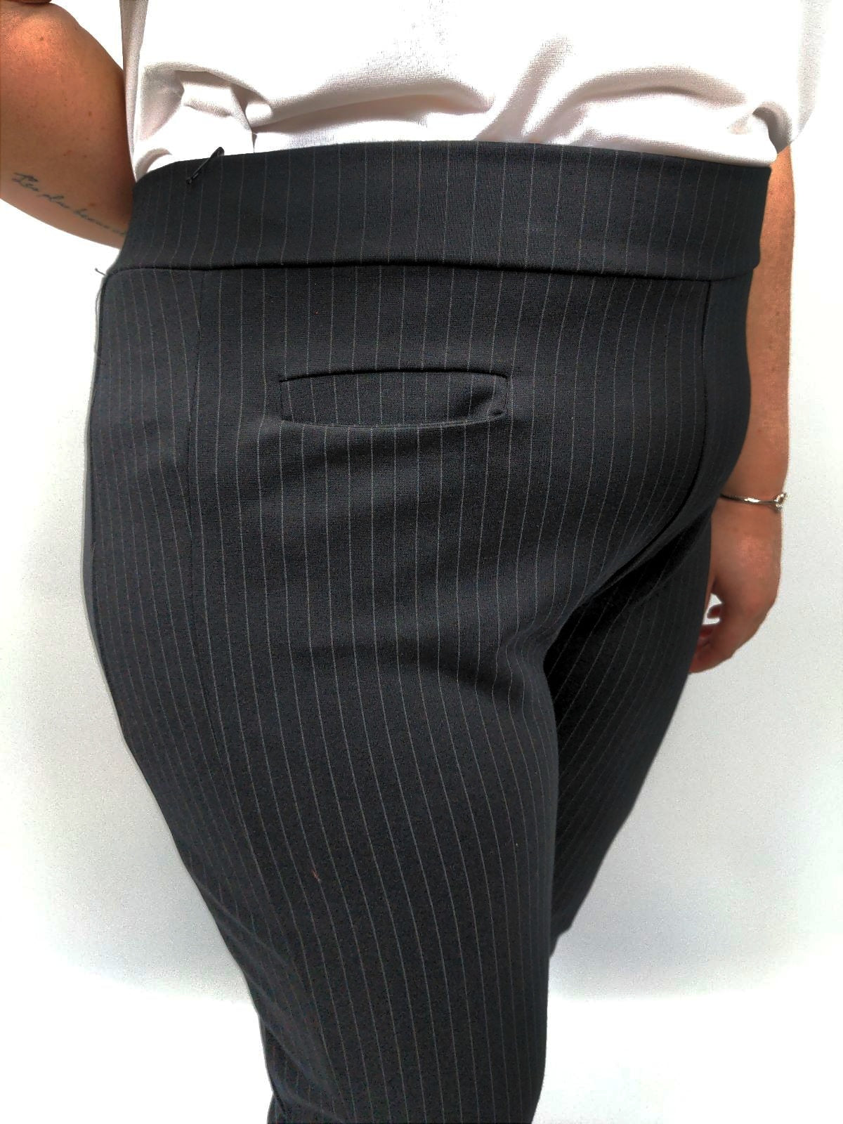 Pantalon noir avec ligne vert. - Mami