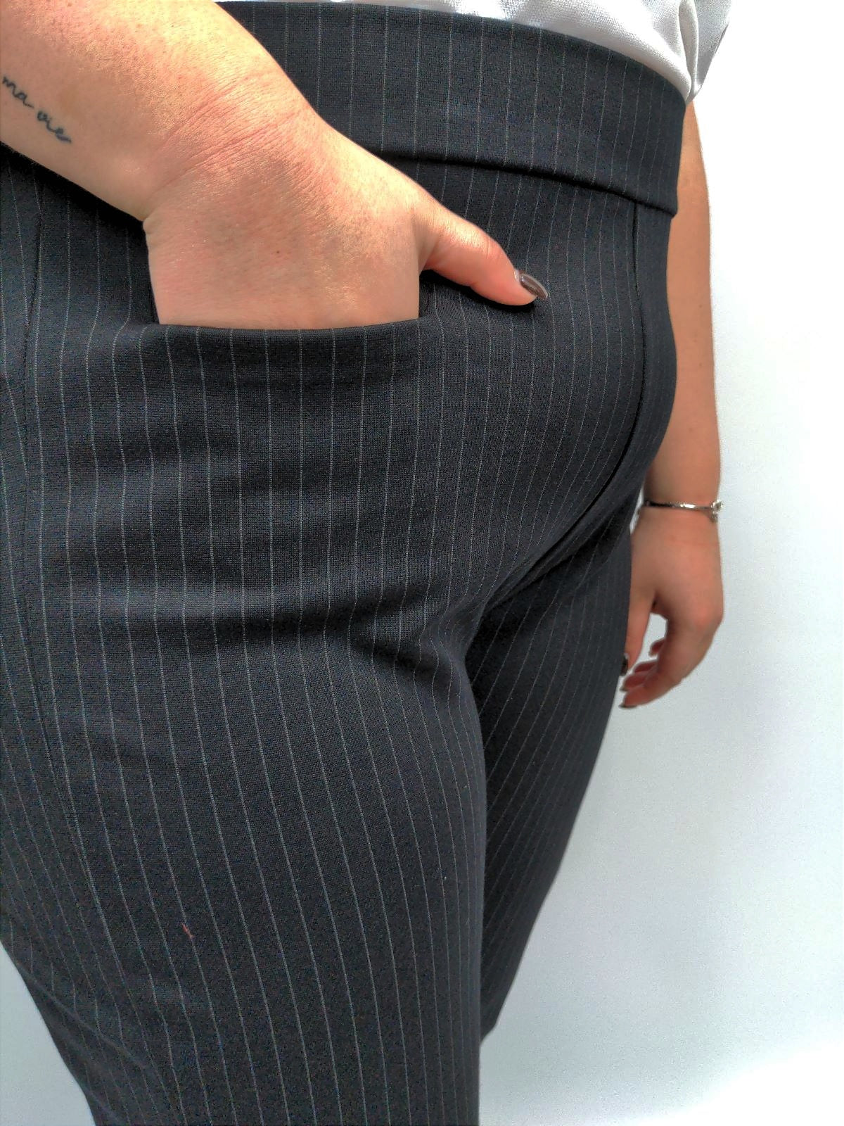 Pantalon noir avec ligne vert. - Mami