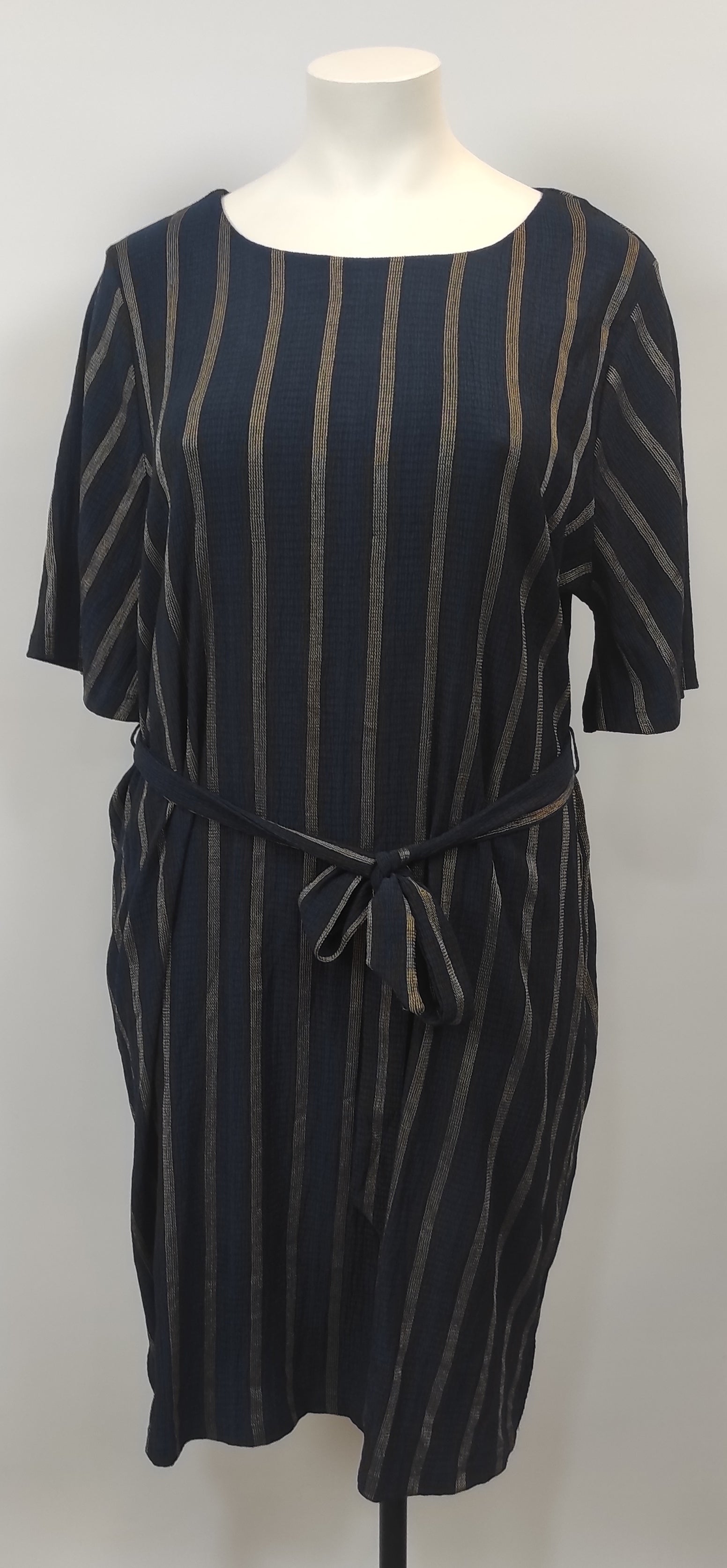 Robe courte col rond bleu marine lignes verticales dorées