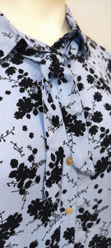 Chemisier bleu ciel avec fleurs noires