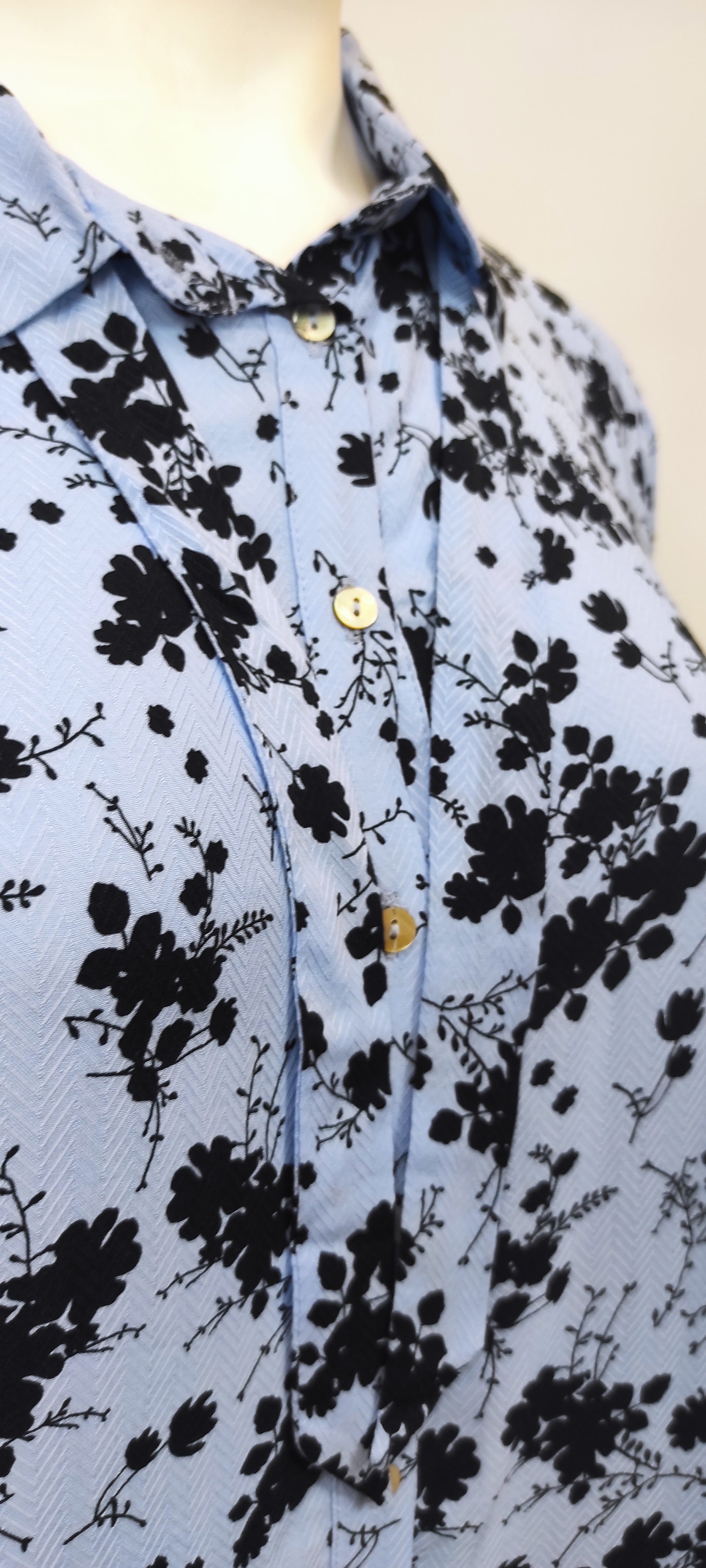 Chemisier bleu ciel avec fleurs noires