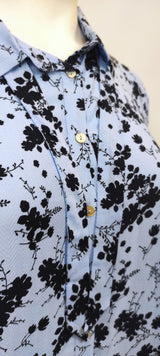 Chemisier bleu ciel avec fleurs noires