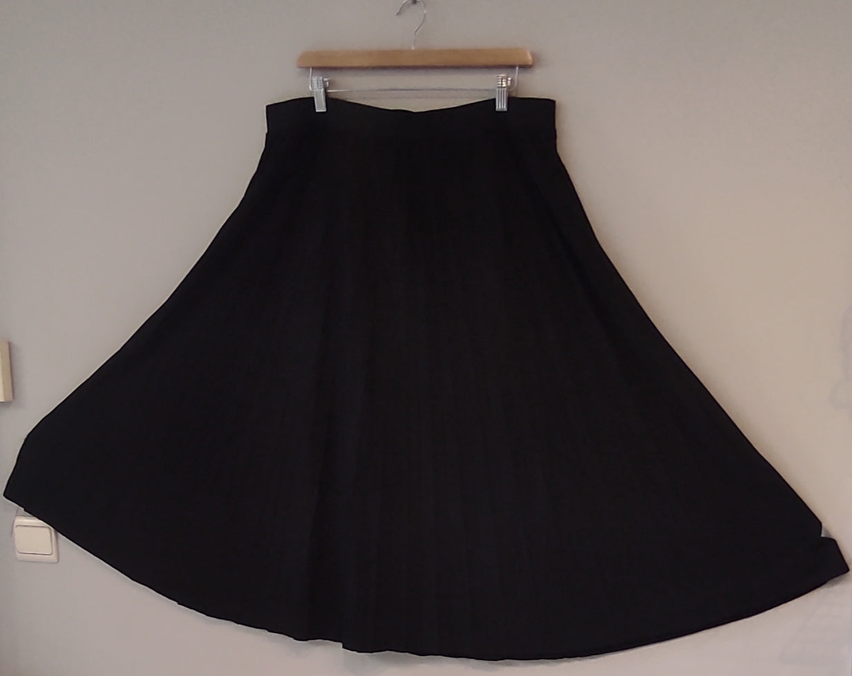 Jupe mi-longue plissée noire