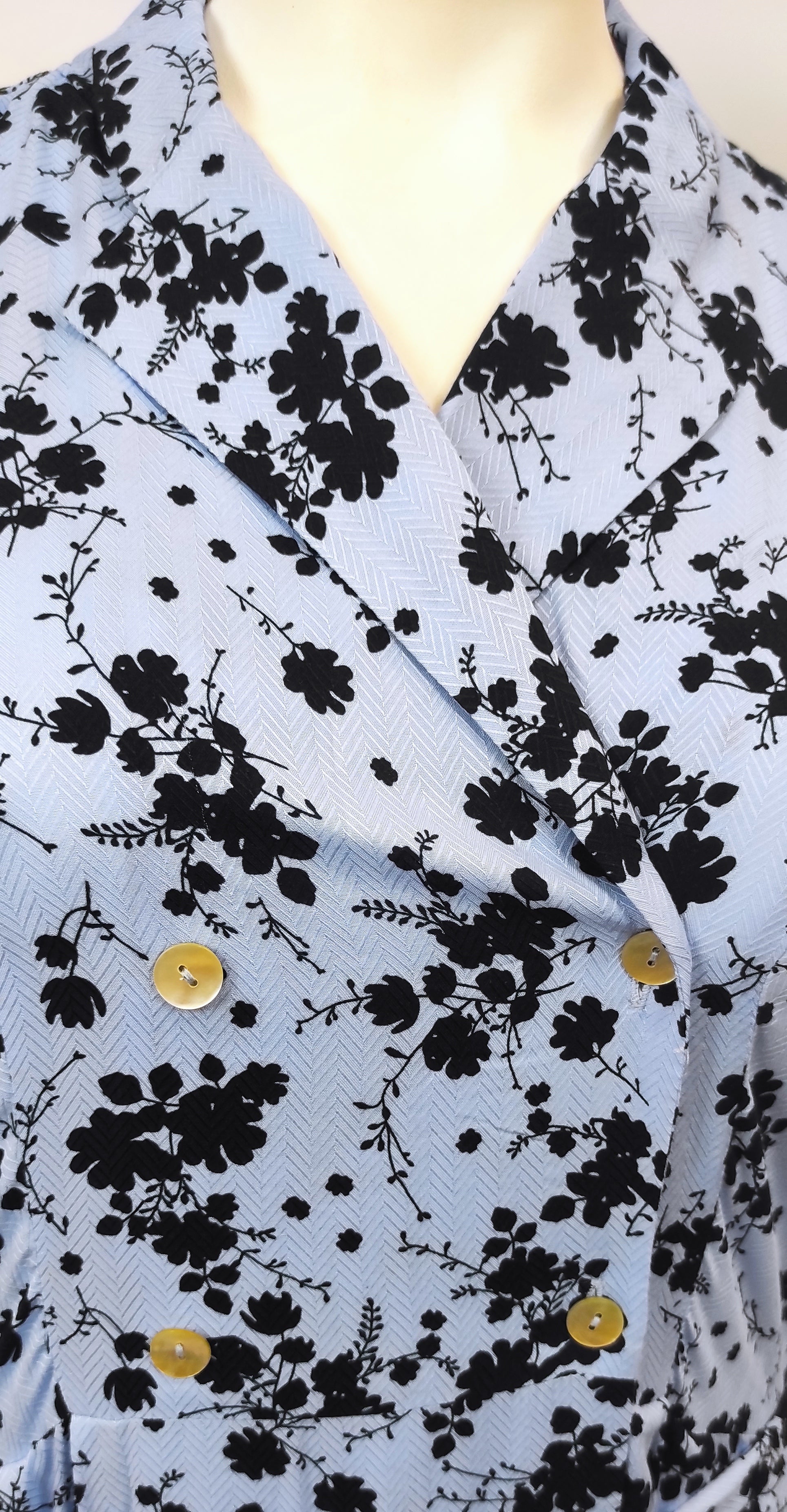 Robe portefeuille bleu ciel avec fleurs noires