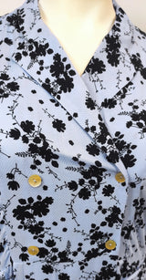 Robe portefeuille bleu ciel avec fleurs noires