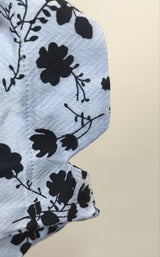 Robe portefeuille bleu ciel avec fleurs noires