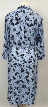 Robe portefeuille bleu ciel avec fleurs noires