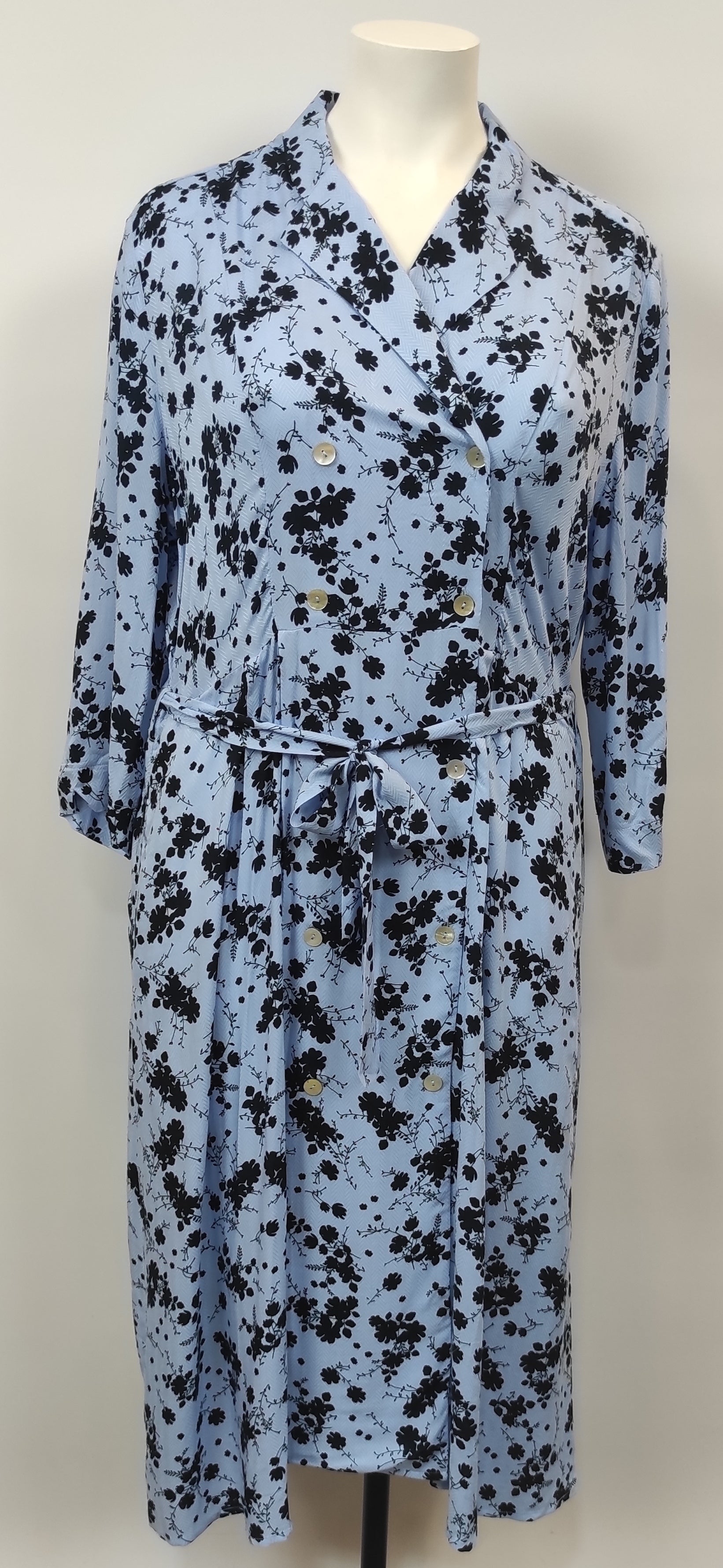 Robe portefeuille bleu ciel avec fleurs noires