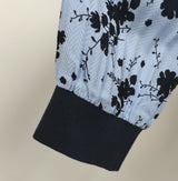 Chemisier bleu ciel avec fleurs noires