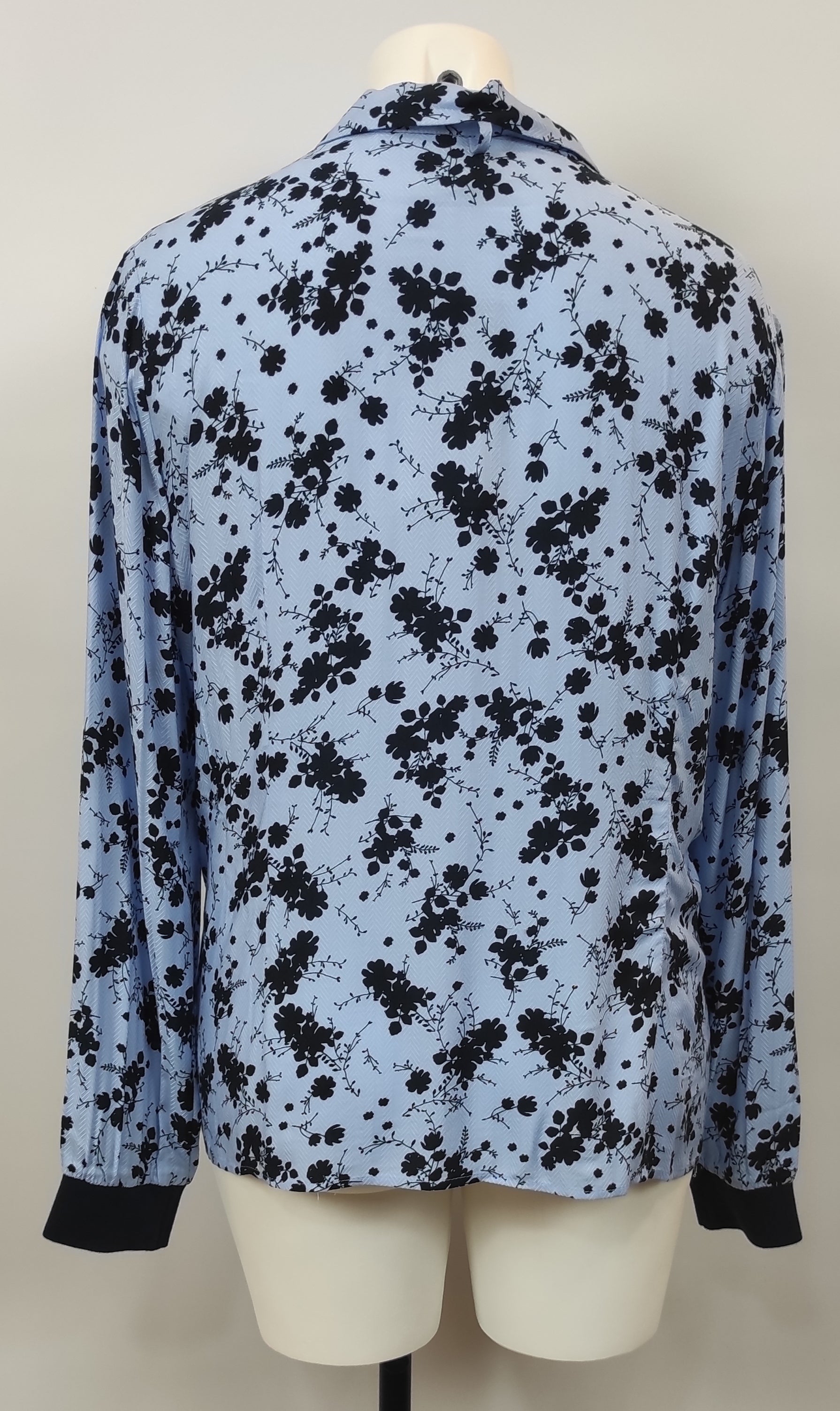 Chemisier bleu ciel avec fleurs noires