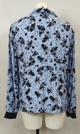 Chemisier bleu ciel avec fleurs noires