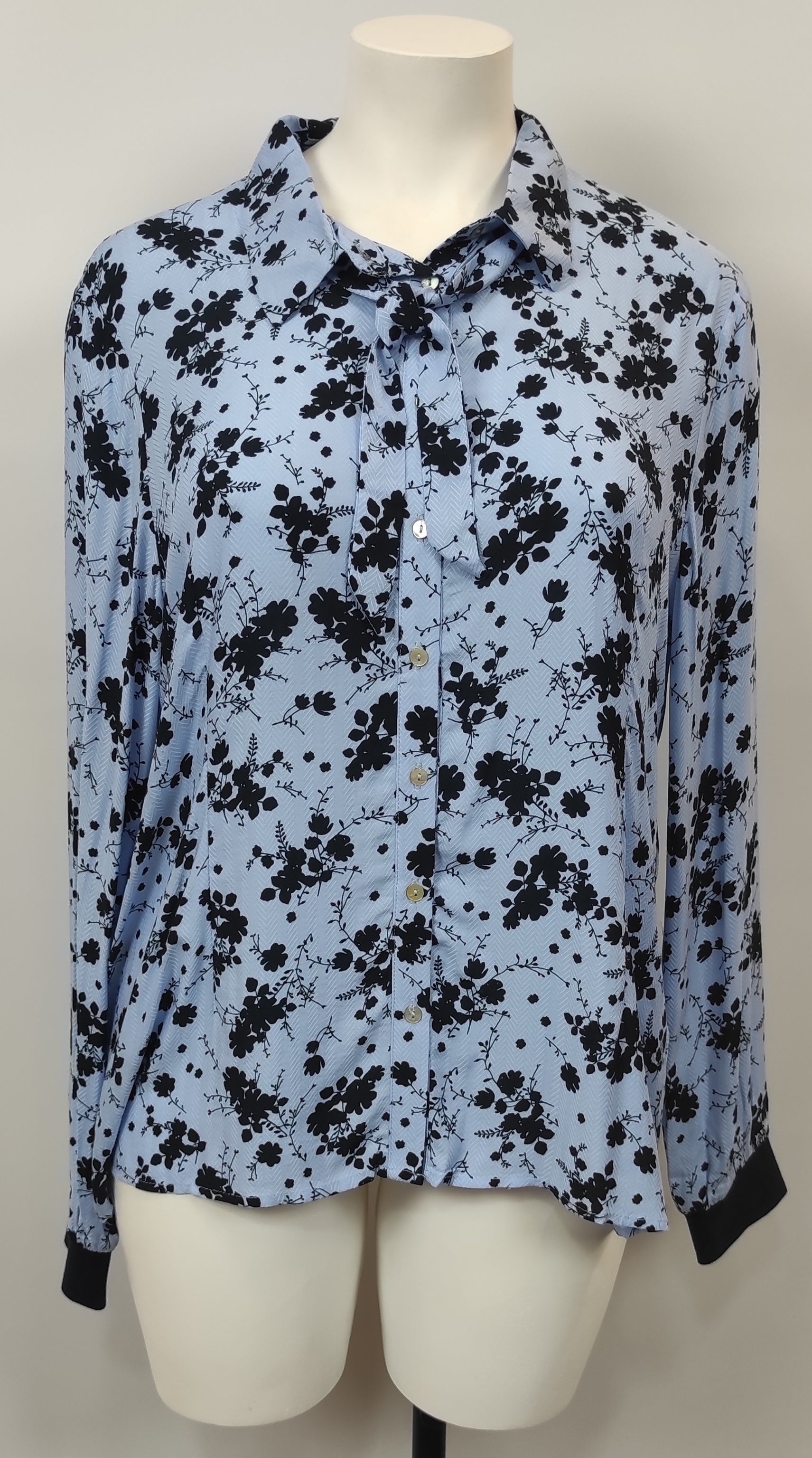 Chemisier bleu ciel avec fleurs noires