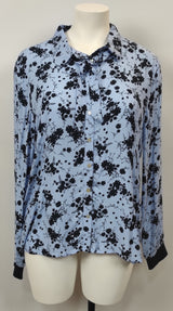 Chemisier bleu ciel avec fleurs noires