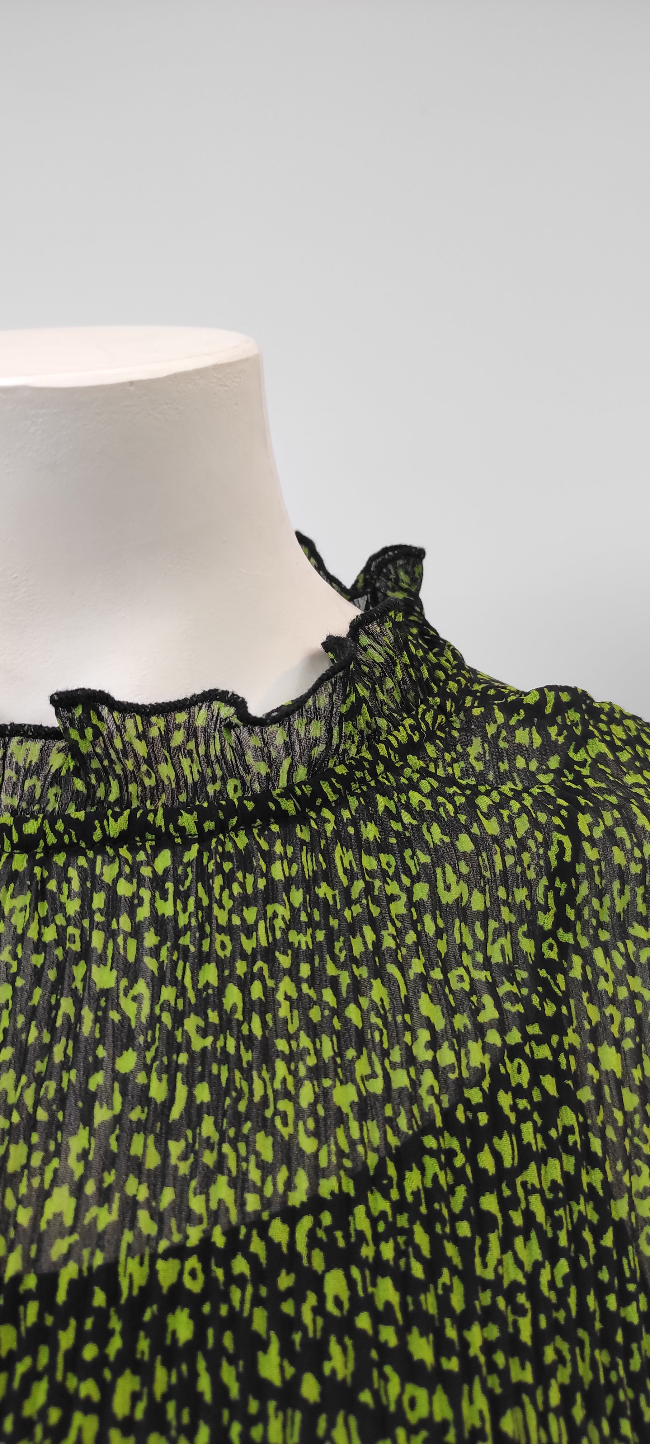 Tunique voilage noir et verte avec top