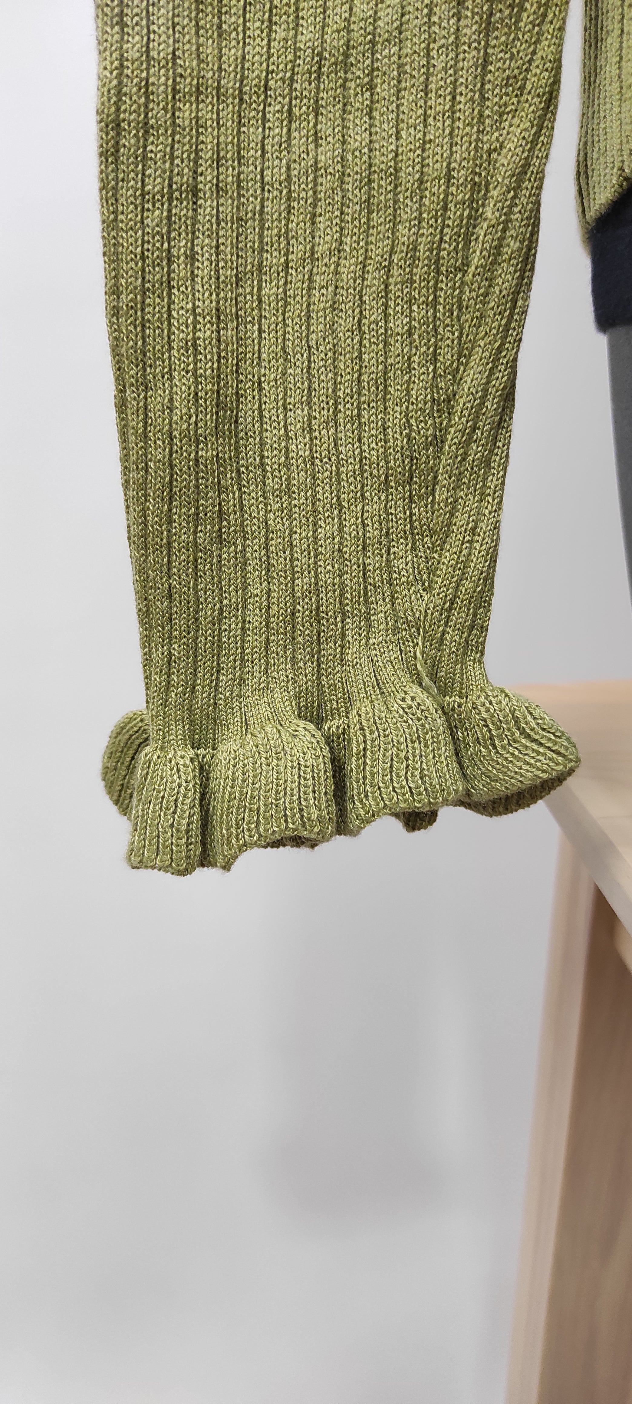 Pull léger col V avec 3 boutons