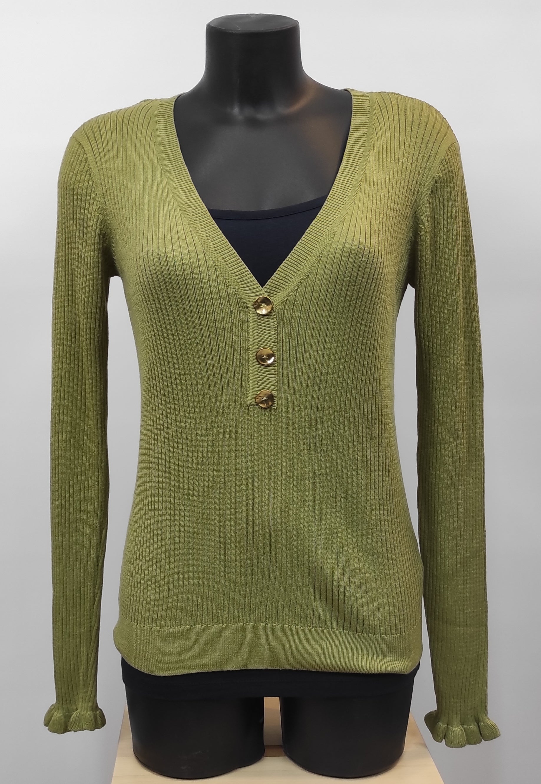 Pull léger col V avec 3 boutons