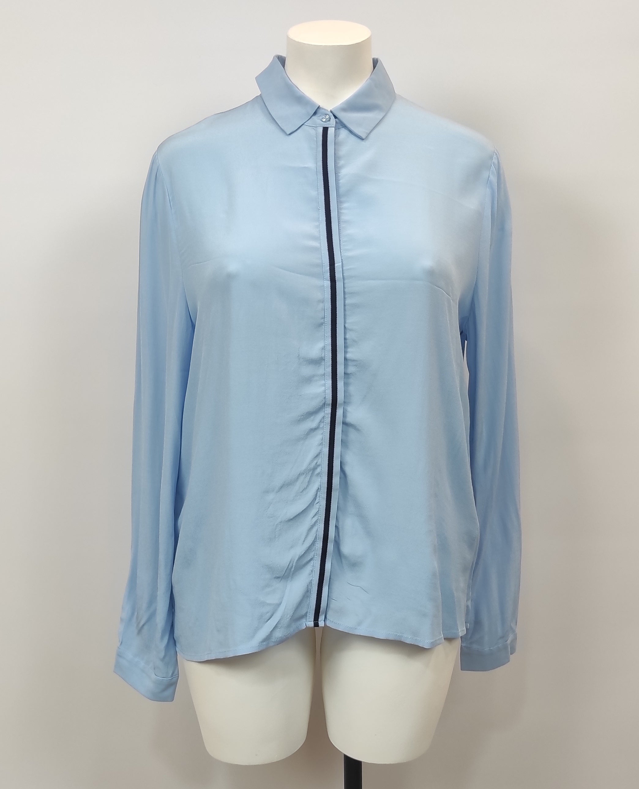 Chemisier bleu ciel avec ligne bleu marine