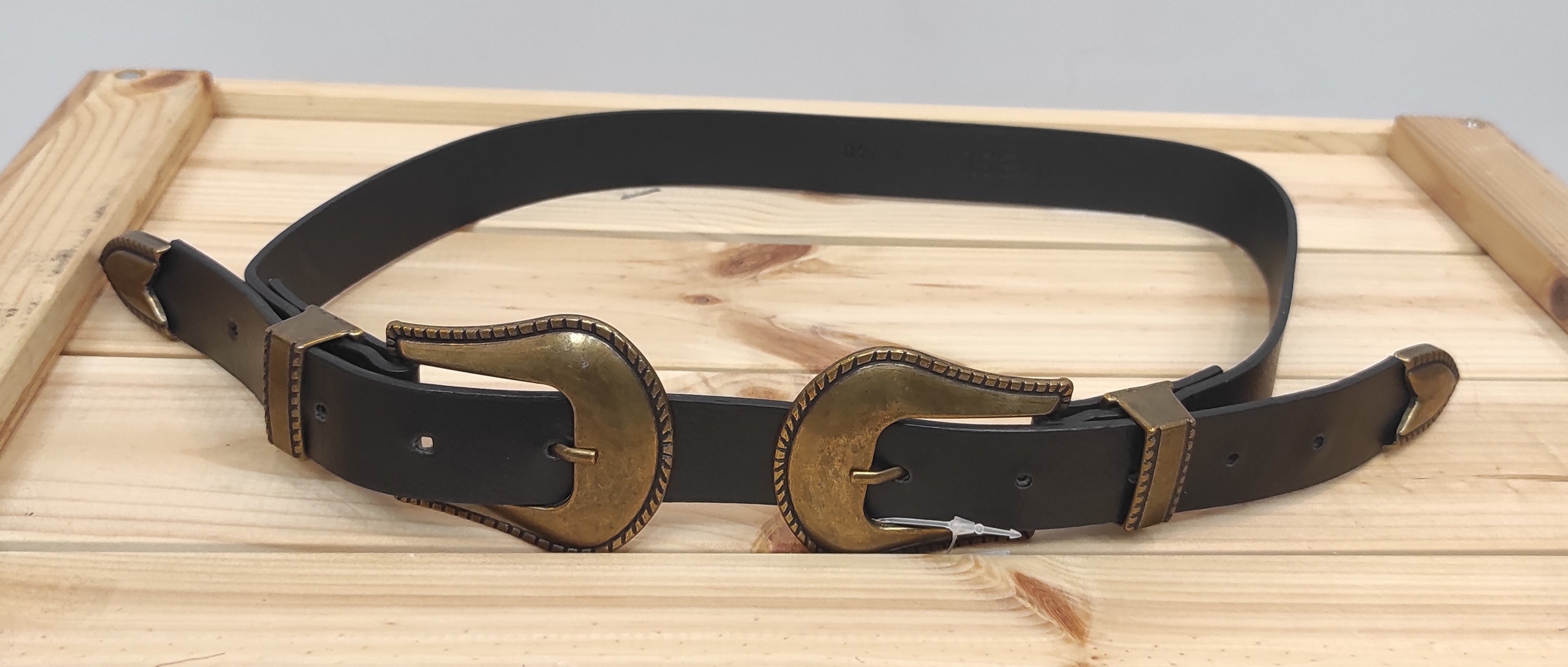 Ceinture noire avec boucle dorée