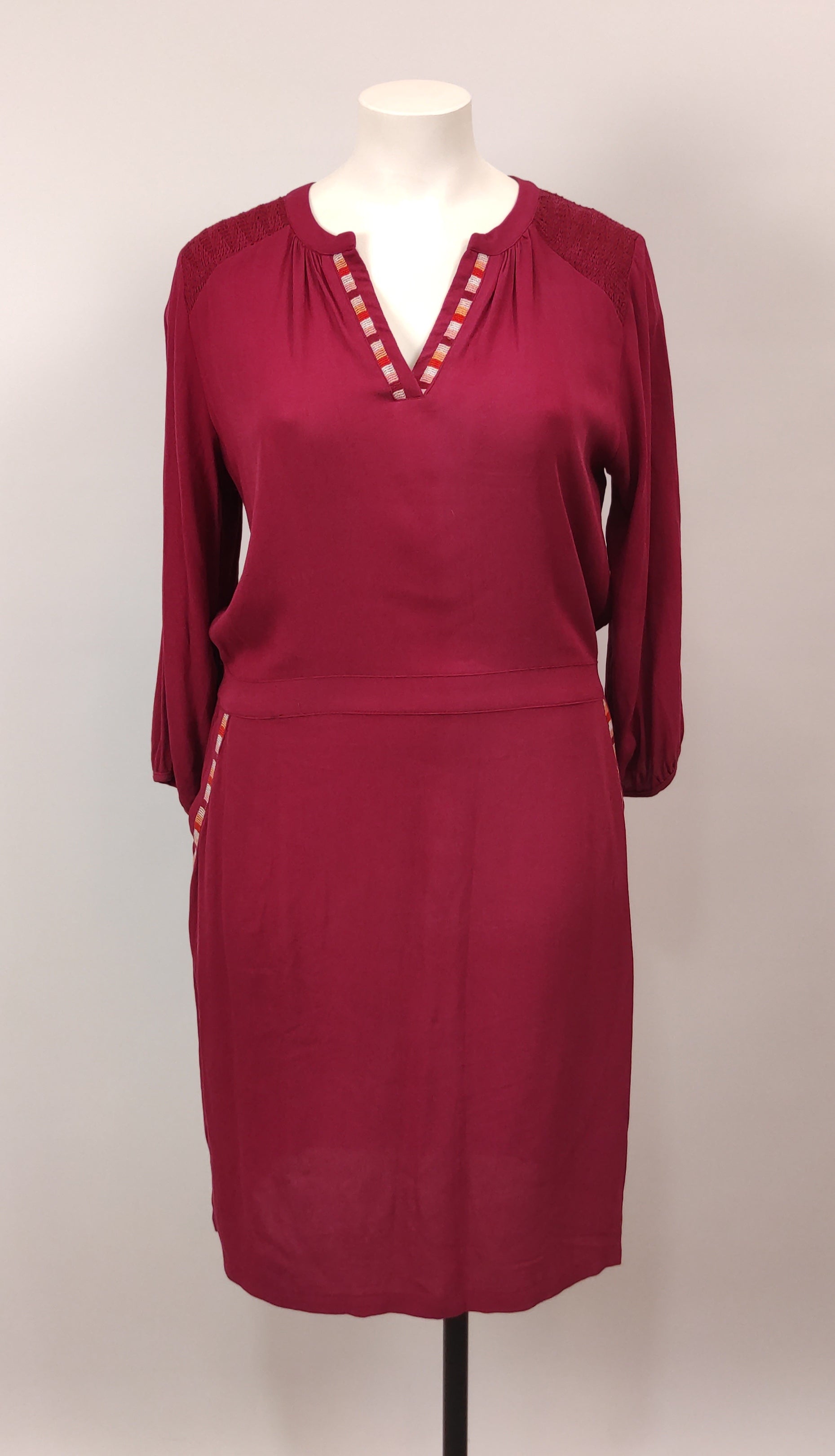 Robe rouge foncé col multicolore