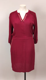 Robe rouge foncé col multicolore