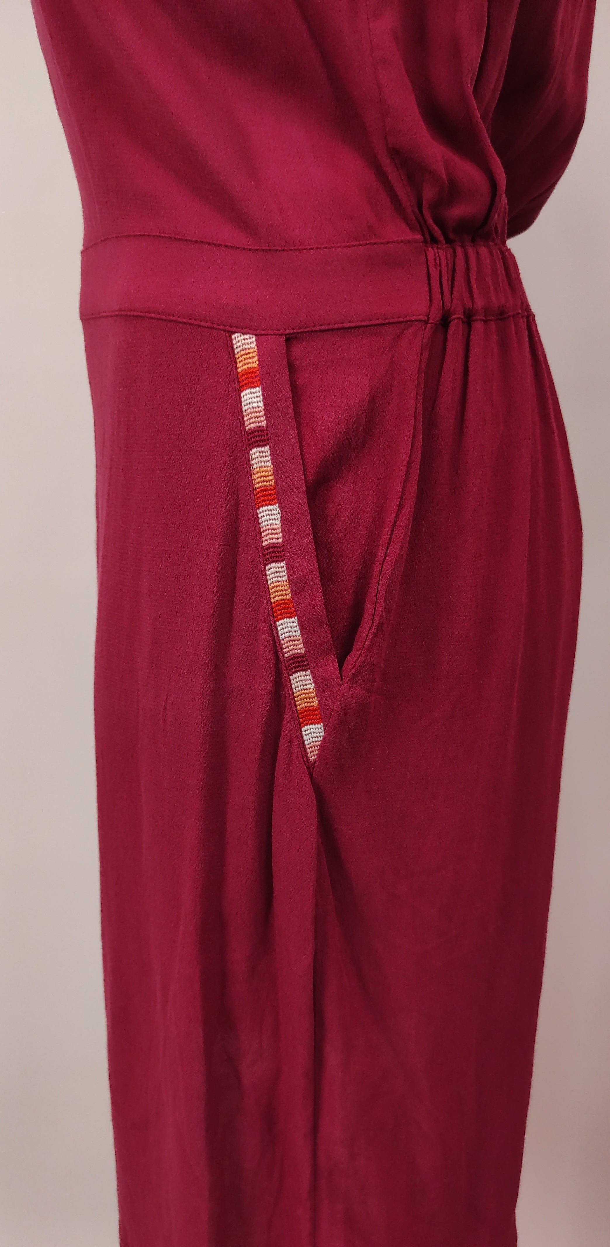Robe rouge foncé col multicolore