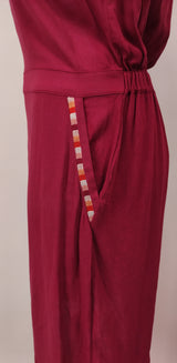 Robe rouge foncé col multicolore