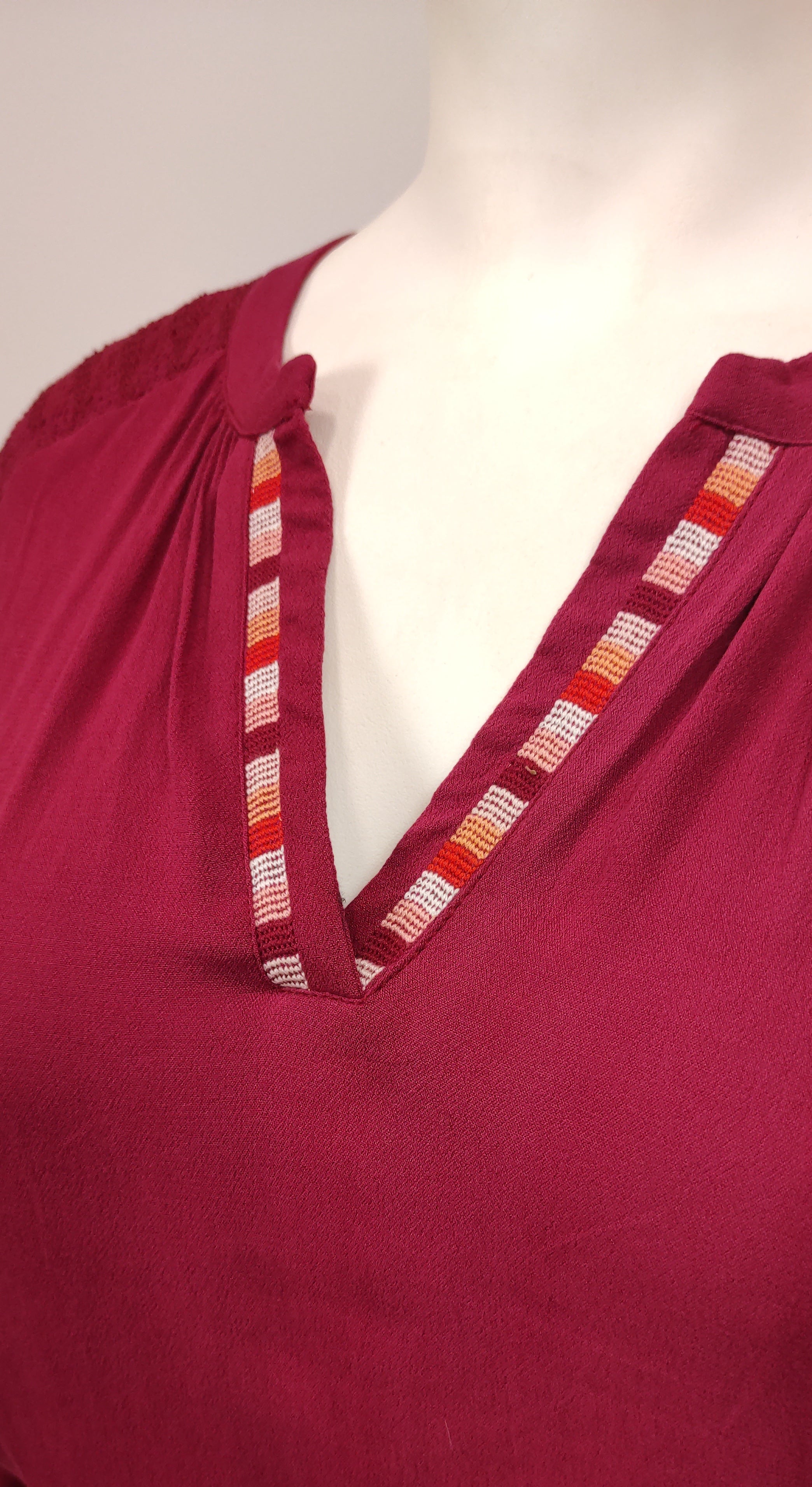 Robe rouge foncé col multicolore