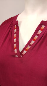 Robe rouge foncé col multicolore