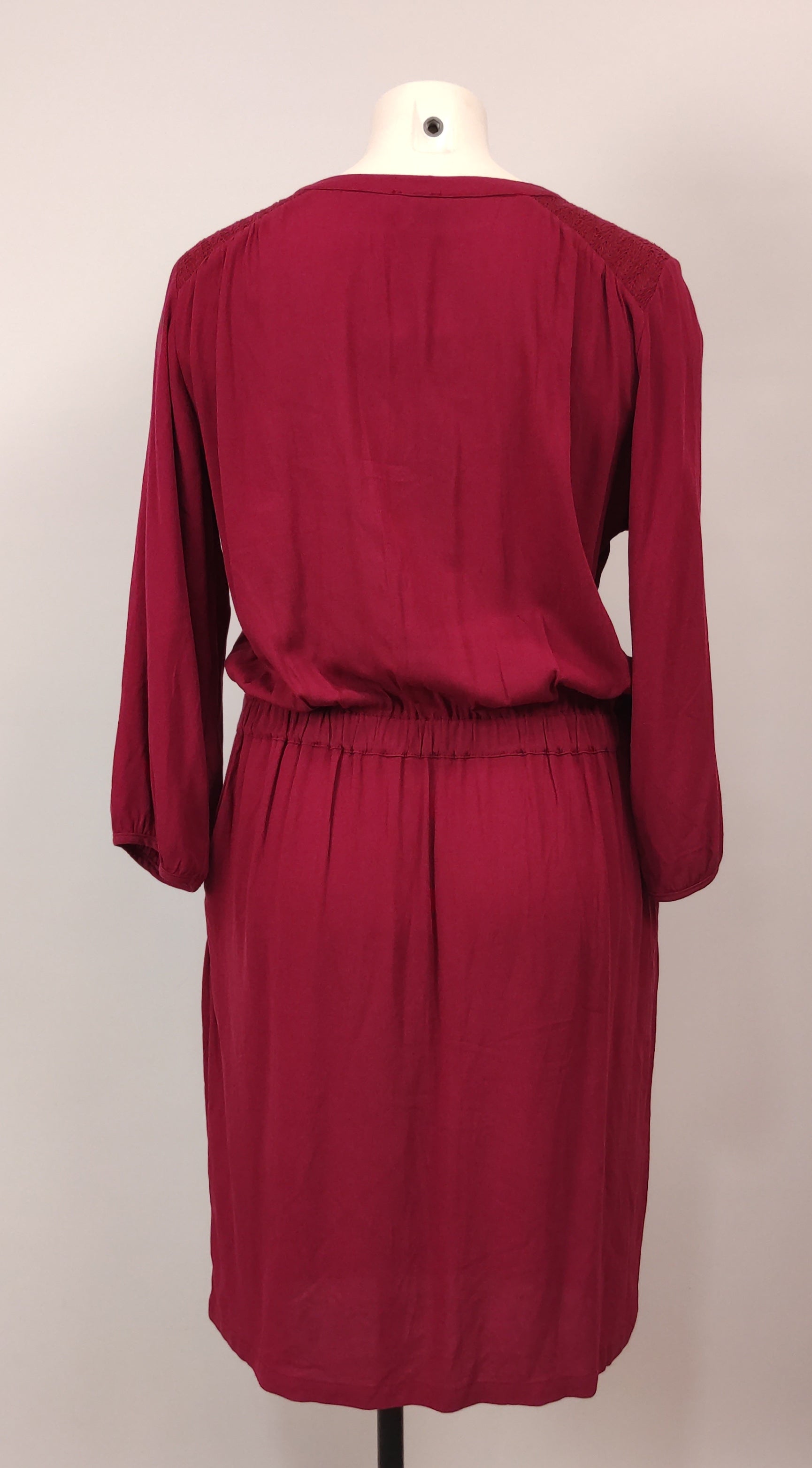 Robe rouge foncé col multicolore