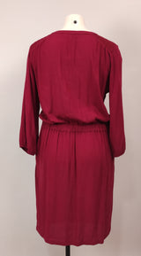 Robe rouge foncé col multicolore
