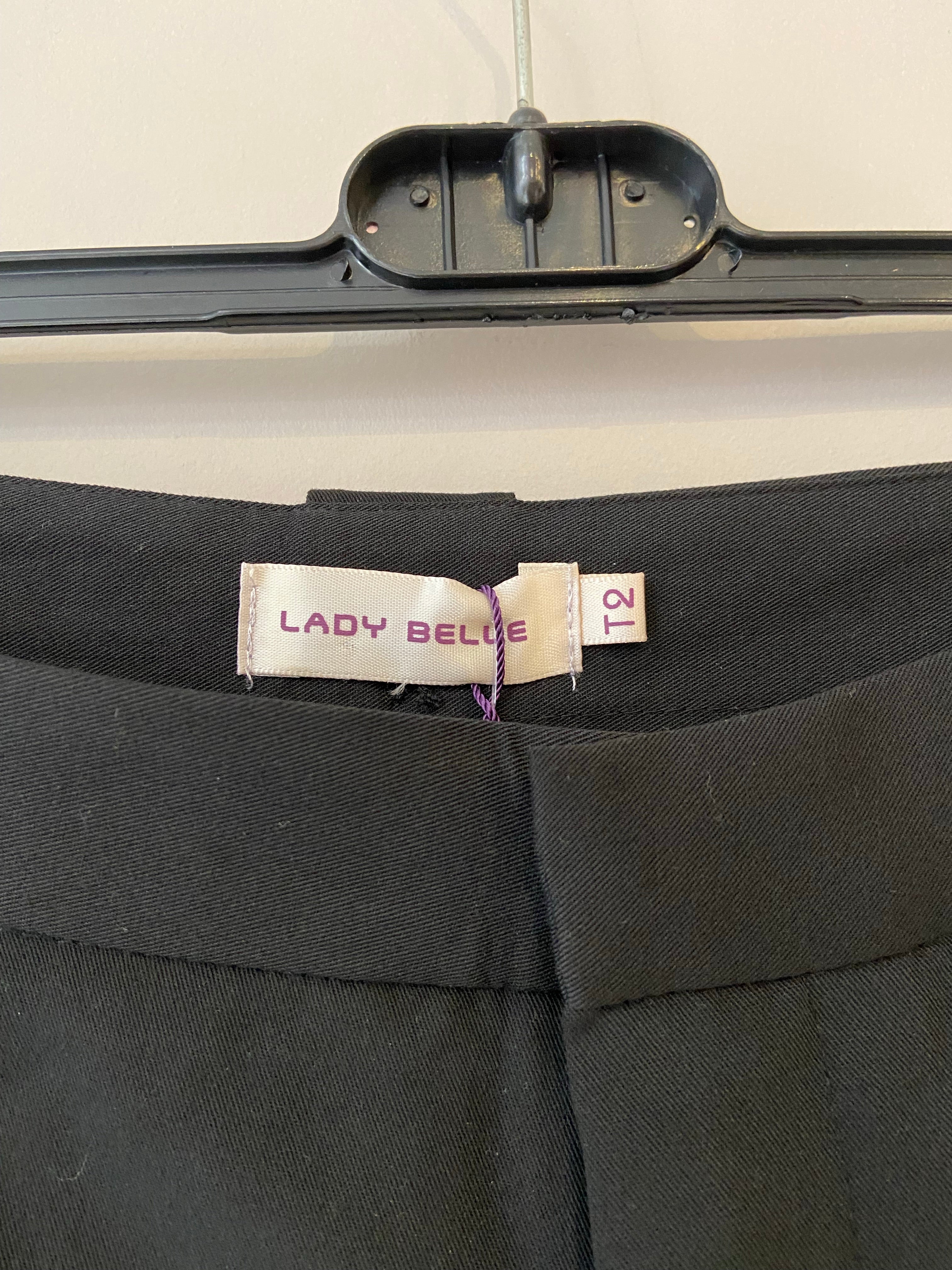 Pantalon classique droit avec tirette et bouton