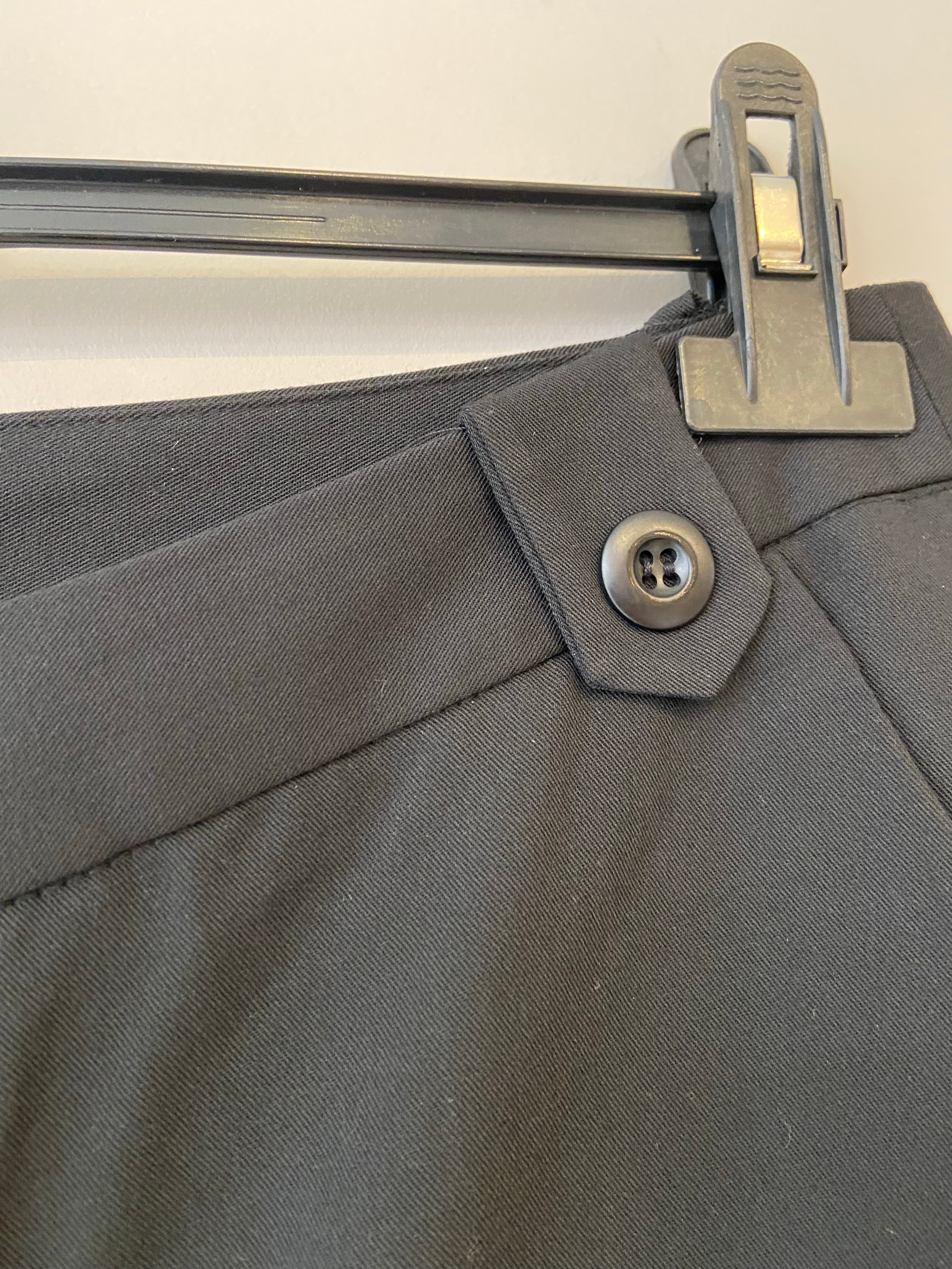 Pantalon classique droit avec tirette et bouton